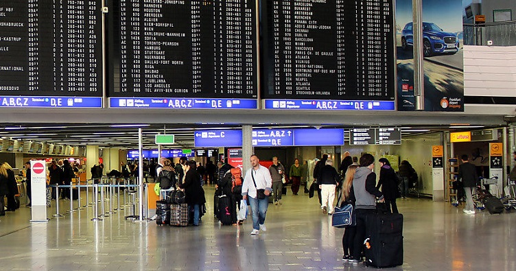Аеропорт Франкфурт-на-Майні, також відомий як Рейн-Майнський аеропорт, займає четверте місце в Європі за кількістю пасажирів.
