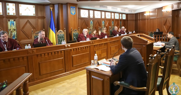 Суддя-доповідач у справі — Петро Філюк (крайній ліворуч).