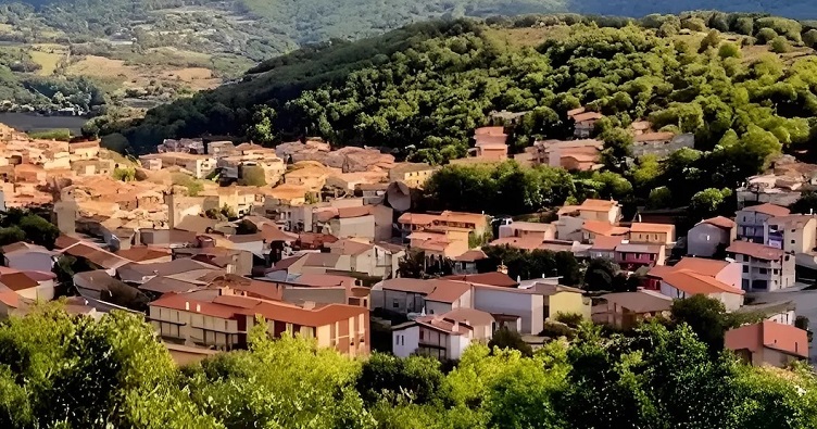 Оллолаї — невелике містечко, розташоване в центрі Сардинії, де наразі мешкають менше 1300 жителів.