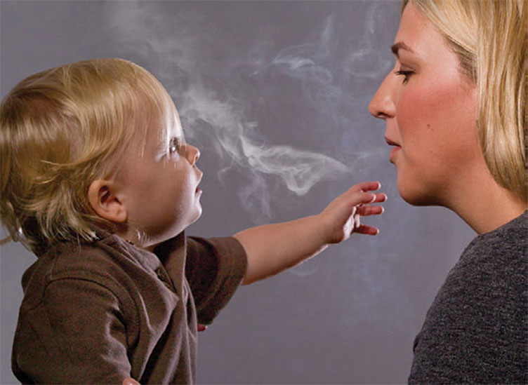 Курити при дітях заборонили, а от як каратимуть за порушення — ще не вирішили. 