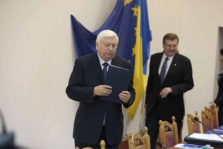 Прокуратура й дипломатія єдині: віце-прем’єр К.Грищенко 
подякував Генпрокуророві В.Пшонці (ліворуч) за відкритість.