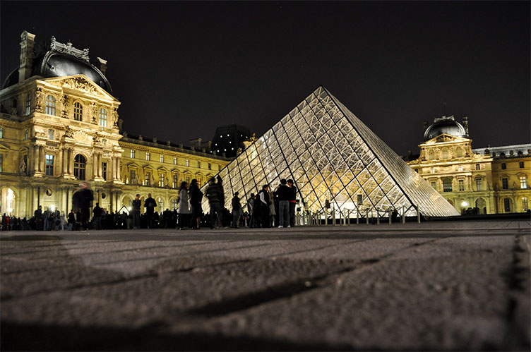 Багато туристів приїжджають до Франції, аби побачити нічний Париж. 
Тепер нічні екскурсії містом, швидше за все, будуть проходити в темряві.