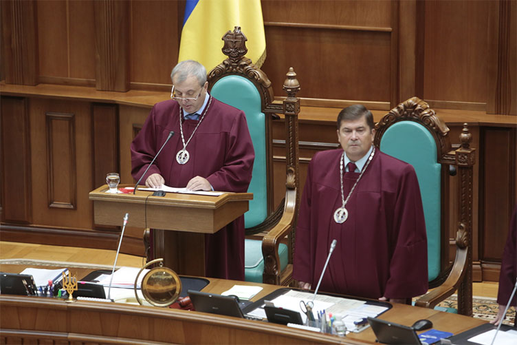 Голова Конституційного Суду В’ячеслав Овчаренко (в центрі) набув перший досвід 
оприлюднення актів КС.