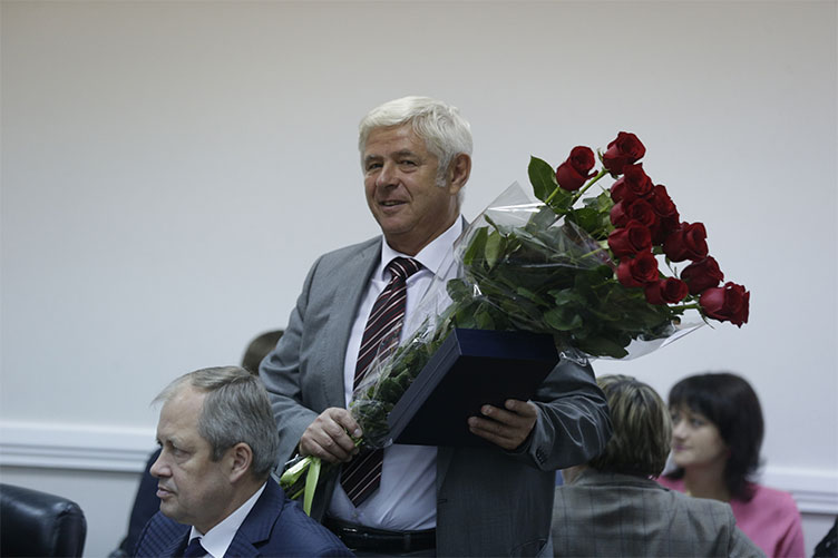 Члени Ради привітали С.Винокурова, який вперше взяв участь у роботі ВРЮ 
та став одинадцятим суддею в її складі.