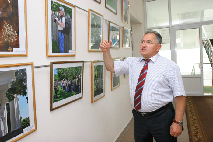 С.Тагиев показывает выставку фоторабот своих коллег, запечатлевших жизнь суда. 