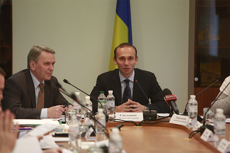 Заступник голови ВГС Артур Ємельянов (праворуч) звернув увагу на прогалини в законодавстві щодо підвідомчості справ, пов’язаних з корпоративними спорами.
