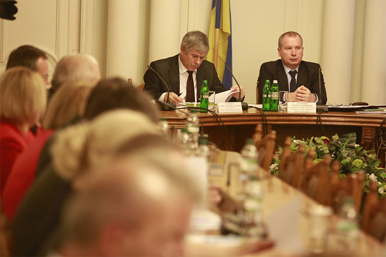 С.Мищенко (слева) и А.Солодков внимательно выслушали мнения коллег, касающиеся решения проблем судопроизводства.