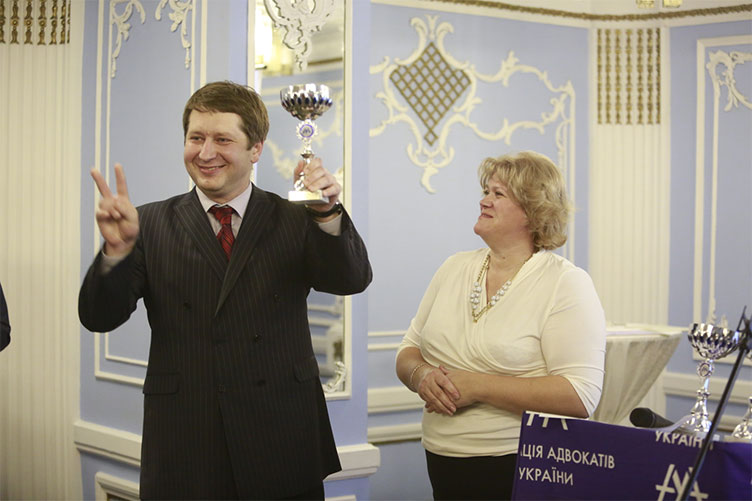 За активную общественную деятельность награду из рук О.Дмитриевой получил О.Рачук.