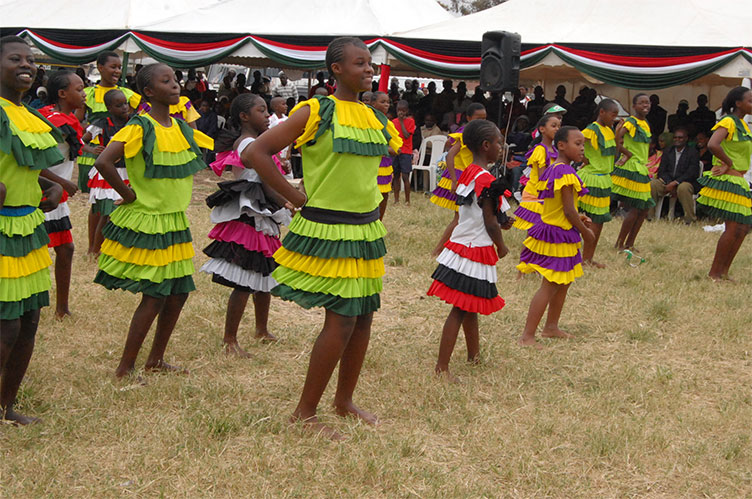 Навіть святкове вбрання угандійок має відповідати державним нормам етики та моралі.