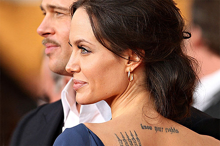 Анджелине Джоли, возможно, следует выбирать более закрытые наряды, 
чтобы не прослыть нарушительницей авторских прав своего татуировщика. 