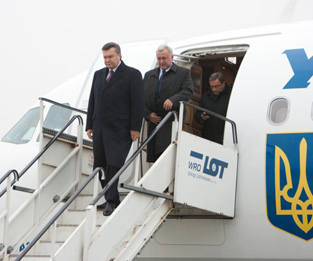 Незважаючи на капризи природи, В.Янукович усе-таки прилетів у Польщу.