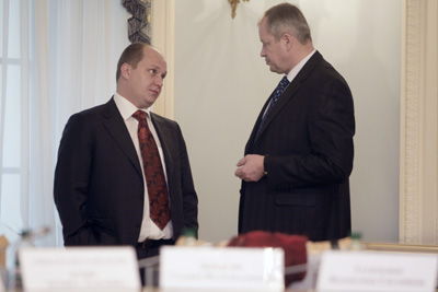 Р.Кирилюк (слева) заверил Я.Романюка, что в следующем году судьи будут получать больше.