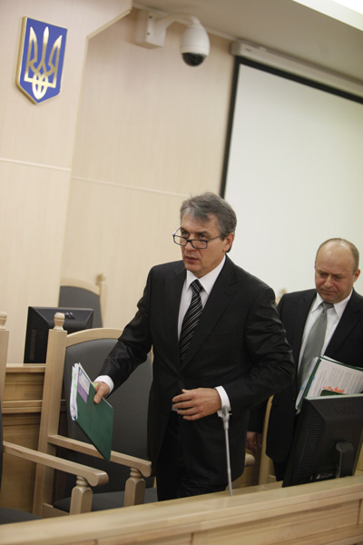 Председатель ВАС Игорь Темкижев (слева) и секретарь пленума Михаил Смокович 
спешат подготовить постановления, которые обеспечат единство судебной практики.