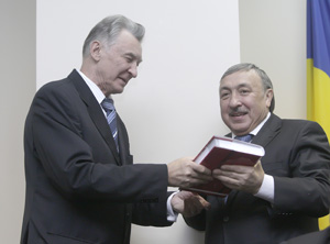Дмитрий Притыка (слева) не только получал поздравления, 
но и подарил музею ВХС книгу Андрея Чирвы «Ваша честь».
