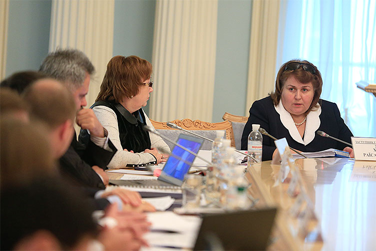 Р.Ханова сообщила, что сегодня суды работают в напряженной обстановке. 