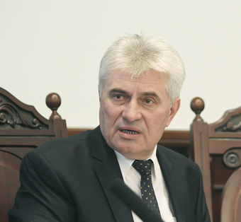 Член ВККС Дмитро Сокуренко звернув увагу на низьку оперативність деяких суддів, 
які претендували на перехід у вищі інстанції. 
