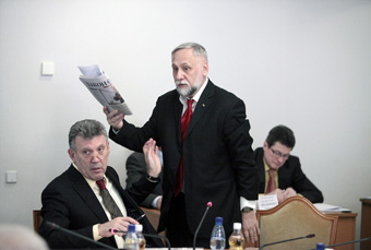 Незважаючи на вмовляння С.Ківалова (ліворуч), Ю.Кармазіну довелося покинути засідання комітету.