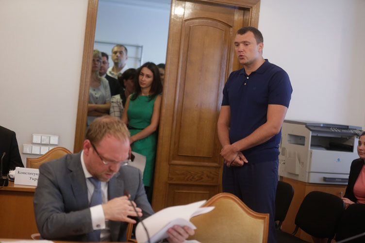 С.Власенко (ліворуч) переконав членів комітету, що В.Кицюк не заслуговує на обрання суддею безстроково. Натисніть на зображення, щоб побачити більше фотографій.