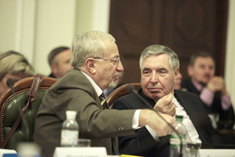 Микола Козюбра (праворуч) — Михайлові Костицькому: 
«Пам’ятаєш, скільки науковців у КС було в наші часи?»