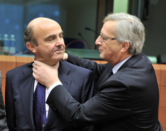 Жан-Клод Юнкер (праворуч) запевнив: міністри фінансів докладуть всі зусилля 
для того, щоб Греція не залишила зони євро. Можливо в такий спосіб?