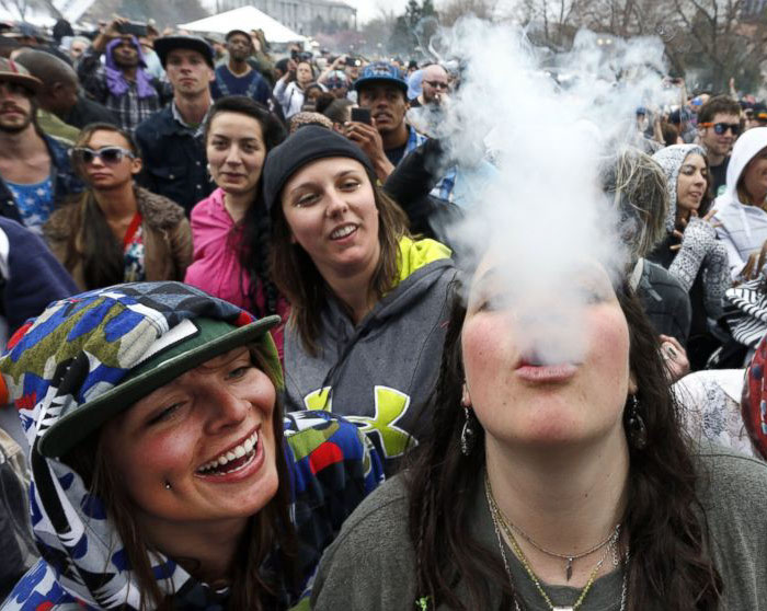 Юность многих швейцарских подростков, раскрашенная всеми цветами жизни, может увянуть в табачном дыму.
