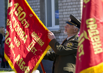 До принятия закона использование знамени победы в ВОВ во время торжеств 9 Мая возражений не вызывало.