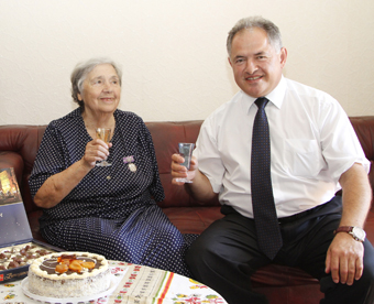 С.Тагиев вручил Е.Олиферовской орден и пожелал ей крепкого здоровья и благополучия.
