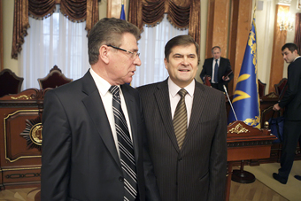 Анатолий ГОЛОВИН (справа) не принял предложение судей ВС возглавить наивысший судебный орган.