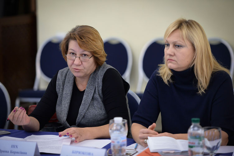 Секретар ВКДКА Ірина Піх (ліворуч) мимоволі додала клопоту членам ВКДКА, які вирішували, чи можна допускати до роботи «невидимого» адвоката.