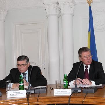 Петра Пилипчука (ліворуч) на посаді Голови Верховного Суду України може замінити Леонід Фесенко