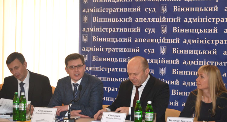 Председатель ВААС Виталий Кузмишин (в центре) уверен, что уровень доверия к государственному учреждению напрямую зависит от его открытости.