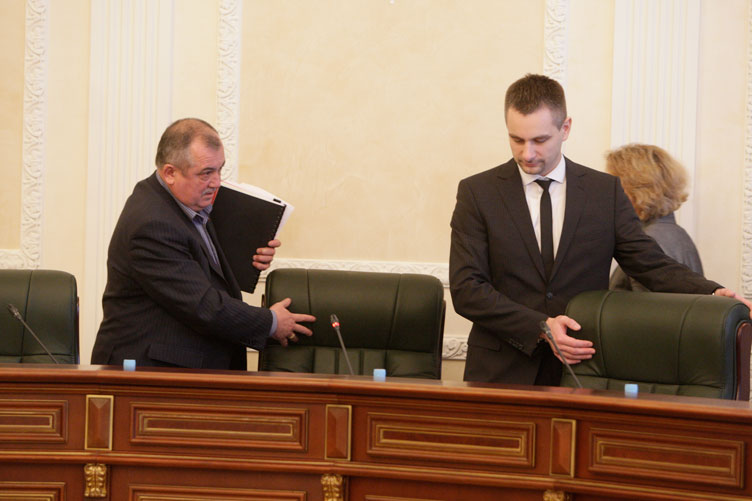 В.Мойсик (слева) признался, что до последнего ожидал заполнения вакансий. Однако зря.