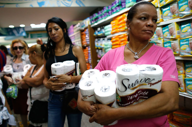 Увидеть светлое будущее за длинными очередями за товарами первой необходимости венесуэльцам пока крайне сложно.