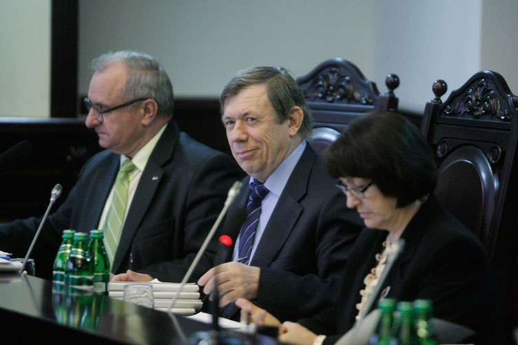 О причинах отмены приговора апелляционной инстанцией членам комиссии сообщил М.Макарчук (в центре).
