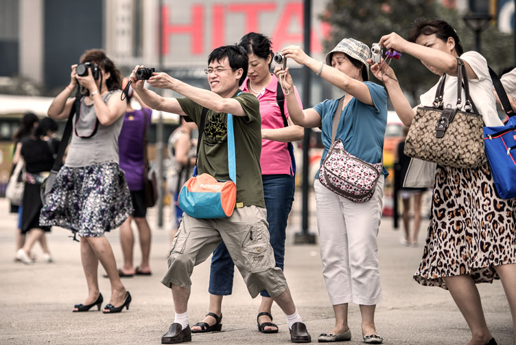 Поведение китайских туристов и пренебрежение ими правил поведения в общественных местах заставляют власти КНР шпионить за путешественниками.