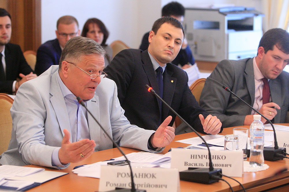 В.Нимченко (слева) посоветовал коллегам не терять здравого смысла и не гоняться
за евростандартами, слепо копируя международные нормы в отечественном законодательстве.