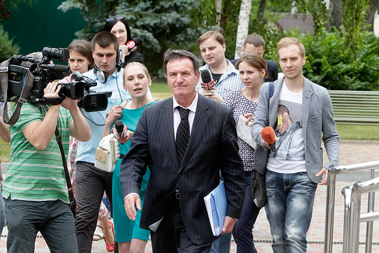 В последние дни в А.Чернушенко нет отбоя от журналистов.
Его «нашли» даже на заседании ССУ.