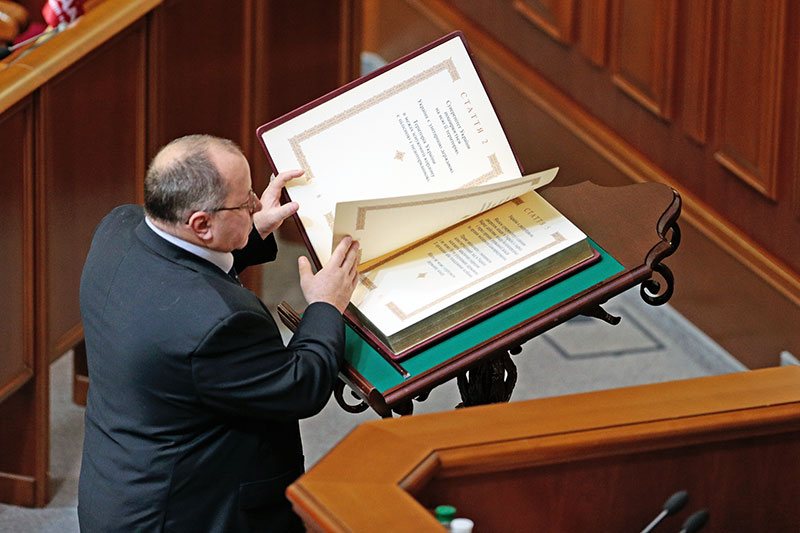 У специалистов почти нет сомнений, что в декабре 2004 года парламент нарушил Конституцию, приняв изменения к ней. Спор идет лишь о том, как должен был выполняться этот вердикт КС.