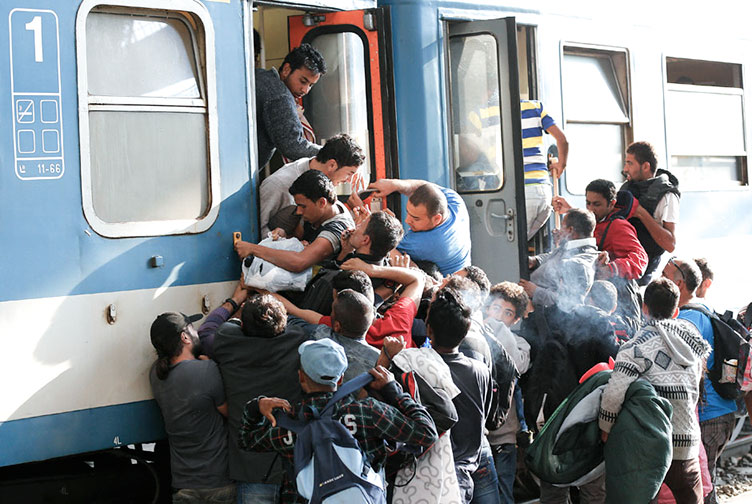 Мигранты любой ценой хотят попасть на поезд, следующий в Германию.