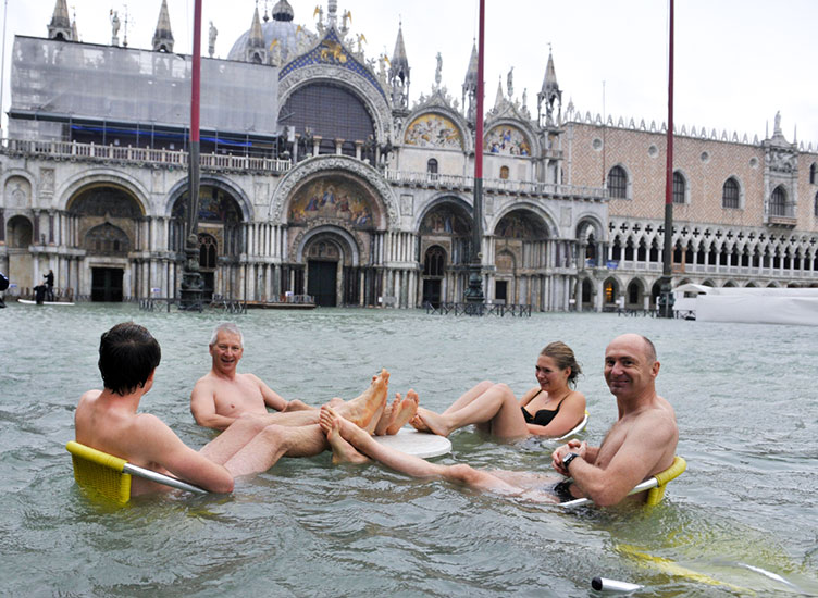 Венецианская полиция уже устала бороться с раскованными туристами, которые продолжают купаться в каналах города.