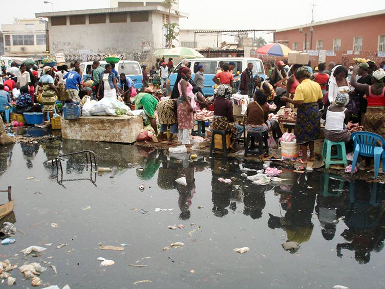 Примечательно, что Луанда - одно из самых дорогих городов мира - расположена в одной из самых бедных стран - Анголе.