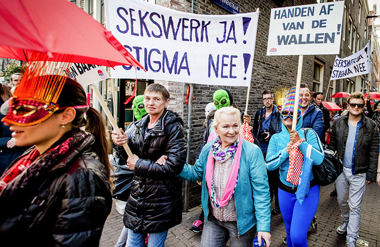 Сами представители сферы секс-услуг к хозяевам претензий не имеют, но протестуют против ограничений властями Амстердама их права на работу.