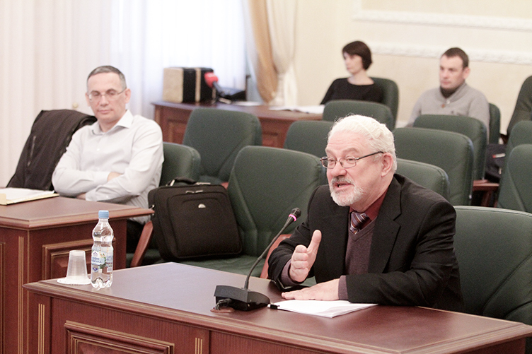 В.Шишкин (справа) убежден, что ответственность за нарушение присяги не относится к дисциплинарной и не должна иметь сроков давности.
