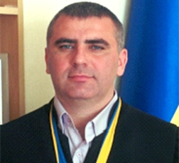 Автор петиції суддя Евгеній Сидоров.