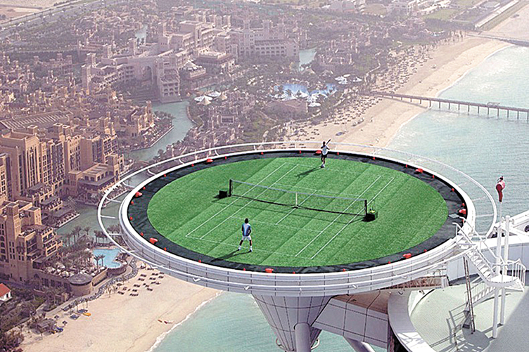 В отеле «Бурдж аль Араб», что в Дубае, можно поиграть в теннис на высоте 211 м. Корт - это бывший неогороженная вертолетная площадка. Интересно, куда улетают пропущенные мячи?
