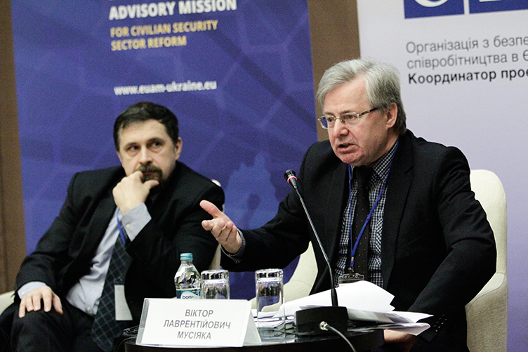 В.Мусияка (справа) увидел в проекте изменений в Конституцию, о преимуществах которого рассказывал К.Красовский, «опасные» моменты.