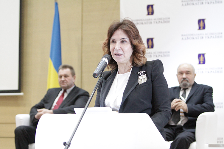 Председатель НААУ Лидия Изовитова считает, что монополия на представительство в суде
приведет к самоочищению адвокатской профессии.