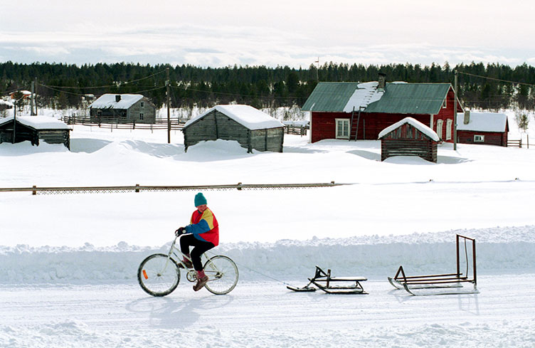 Зимой российско-финскую границу можно пересекать только пешком, взяв велосипед на плечо.
