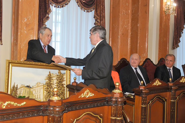 П.Пилипчук (справа) поблагодарил В.Бойко за весомый вклад в развитие независимого судопроизводства.