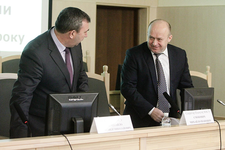 М.Смокович (справа) убежден, что судьи должны активно защищать граждан, а не субъектов властных полномочий.
(Чтоб увидеть больше фото - кликните на изображение.)